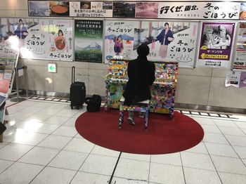 第44回写真「品川駅の駅中ピアノ？」.JPG