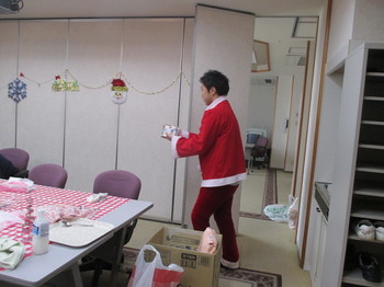 あおぞら館内クリスマス会　サンタ.JPG