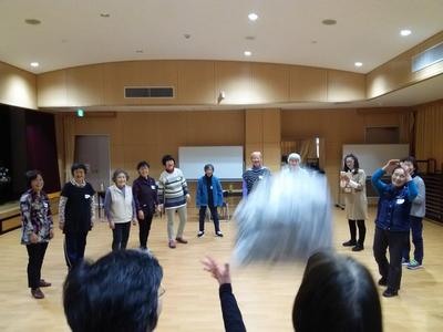 171206笑いヨガ１ (4).JPG