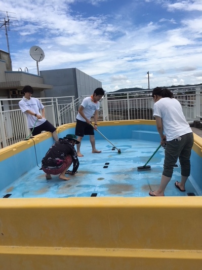 18プール掃除①.JPG