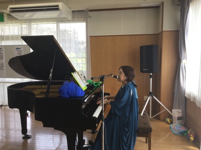 『ピアノを弾向井先生』2.jpg
