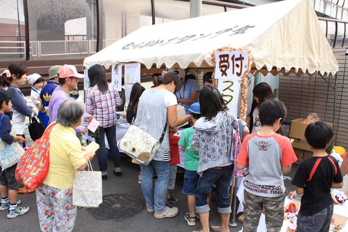 地域の方々がお祭りにたくさん来場している様子