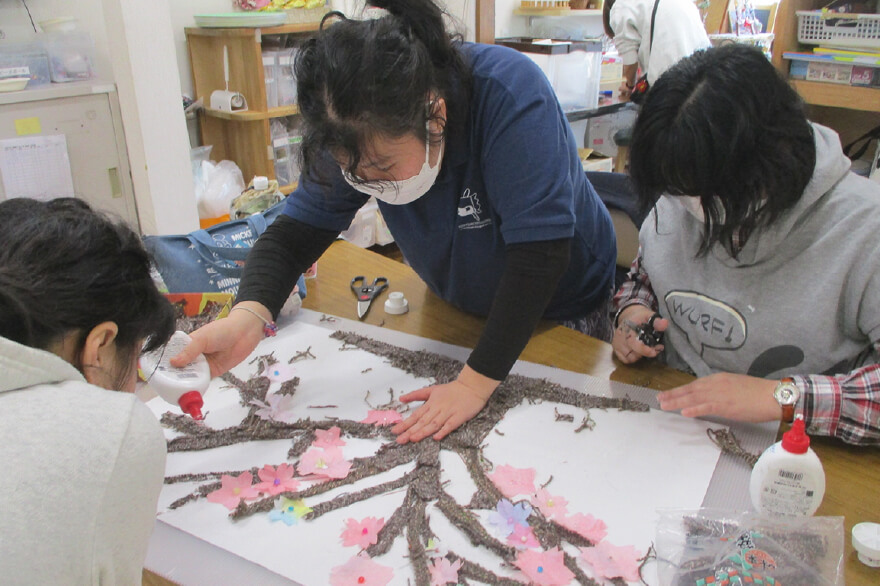 桜の木の作品を創る様子