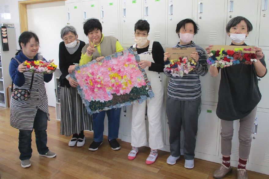 それぞれの作品を持って記念撮影