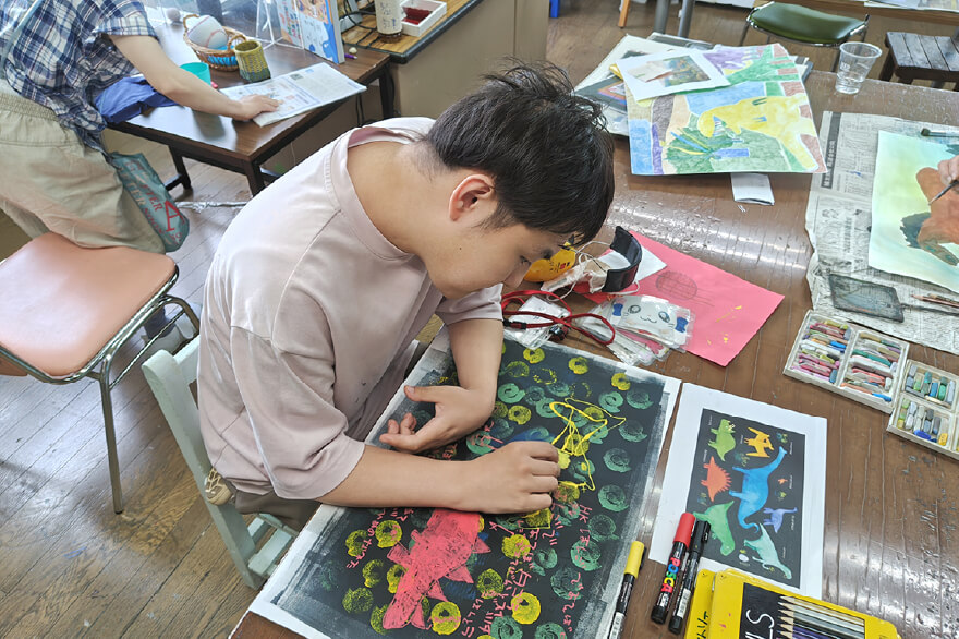 水彩を使って作品作りに集中