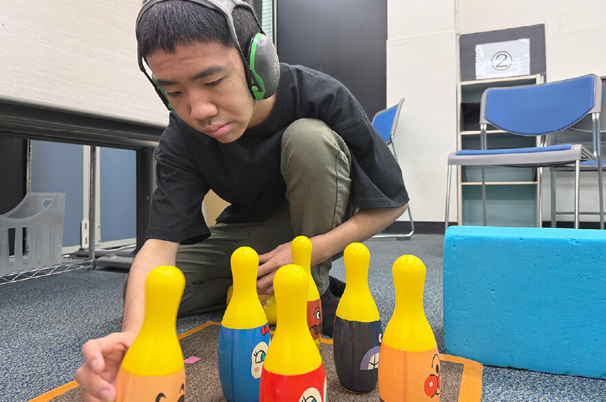 支援員と一緒に絵合わせをするお子さん