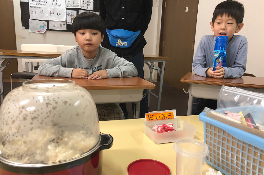 支援員と一緒に絵合わせをするお子さん