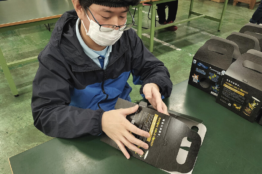 箱を組み立てる様子