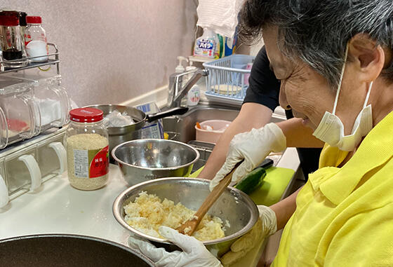 笑顔で調理している場面