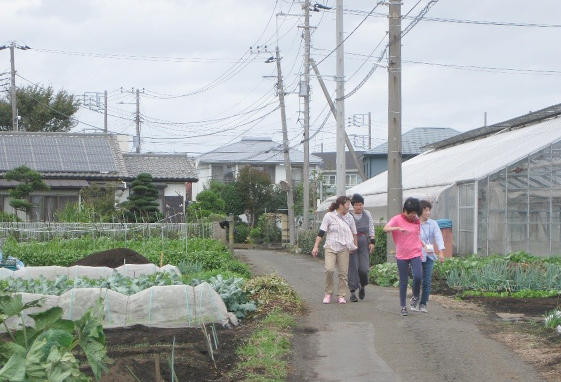 お散歩をするゆうき村の利用者さん